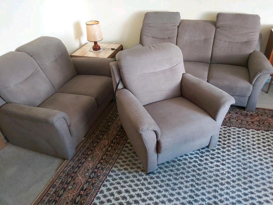 Braune guterhaltene Couchgarnitur in Mühlheim am Main