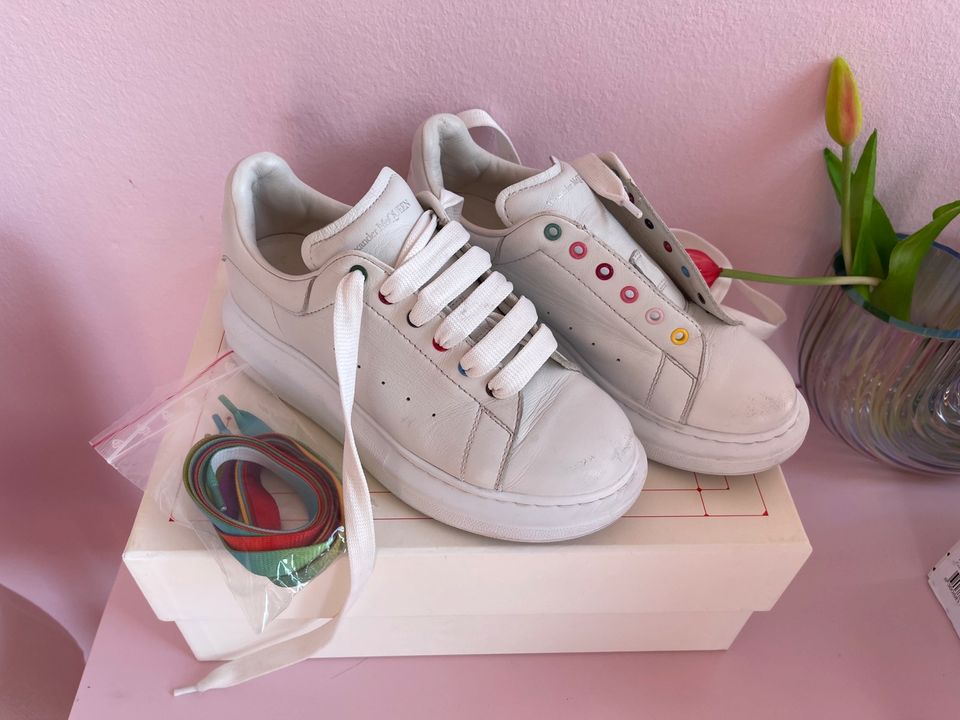 Alexander McQueen Sneaker Schuhe weiß Regenbogen Gr. 33,5 in Kreis  Pinneberg - Wedel | Gebrauchte Kinderschuhe Größe 33 kaufen | eBay  Kleinanzeigen ist jetzt Kleinanzeigen
