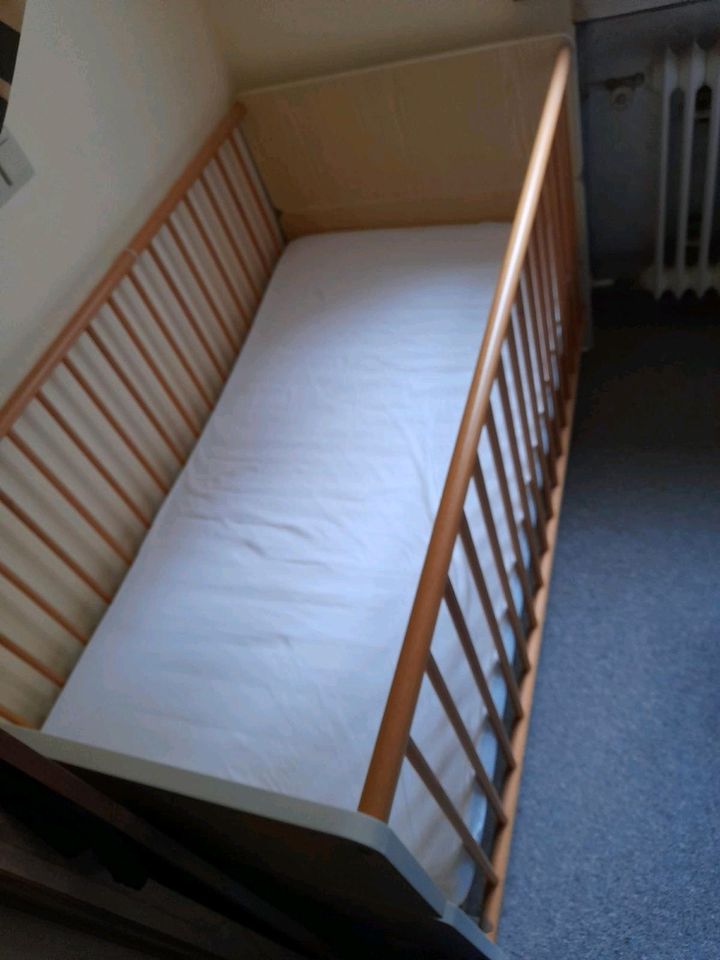 Kinderbett 140x70 mit NEUER Matratze in Oppenau