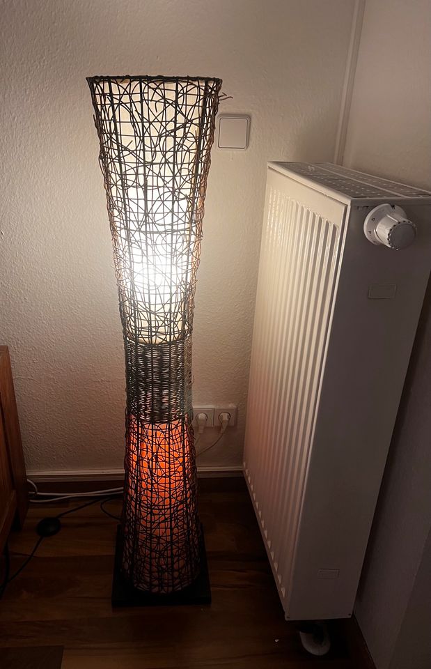 Rattan Stehlampe mit zwei Glühbirnen in Berlin