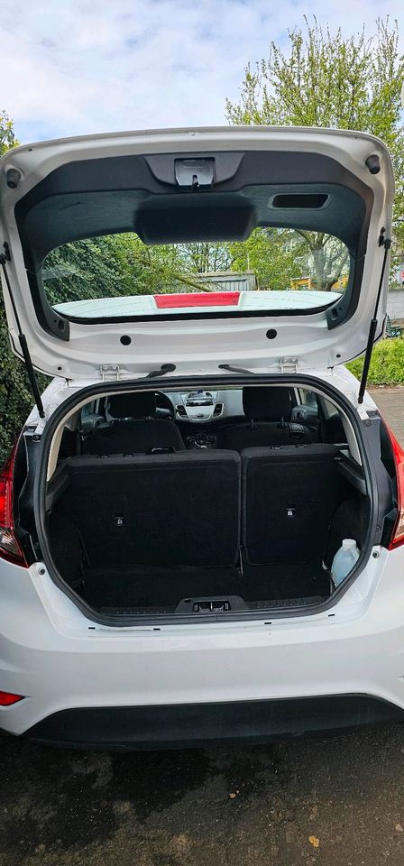 Sehr gefleckter Ford Fiesta Ambiente Euro 6*Top*Checkheft neu TÜV in Wetzlar