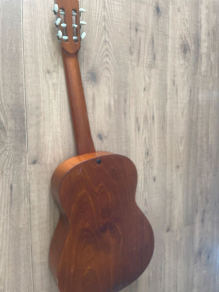 Gitarre aus Holz in Burladingen