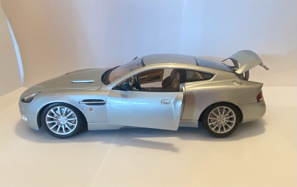 Bburago Modellauto Aston Martin Vanquish 1:18 in Rodgau