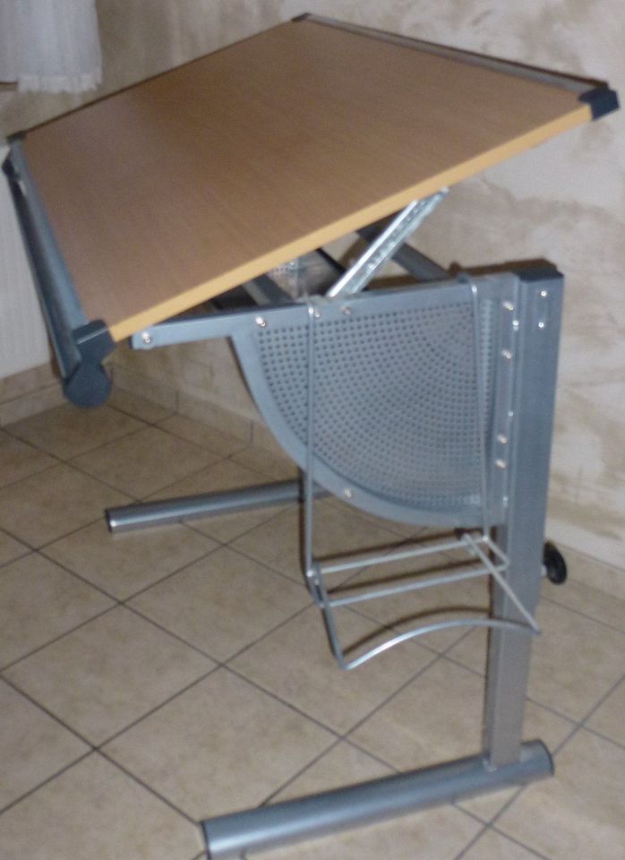 Kinder-/Jugend-Schreibtisch Schüler-Bürotisch mitwachsend neigbar in Meschede