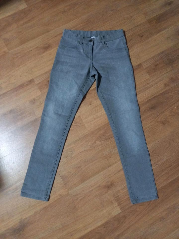 Hose Jeans grau Größe 152 innen verstellbar in Oetzen