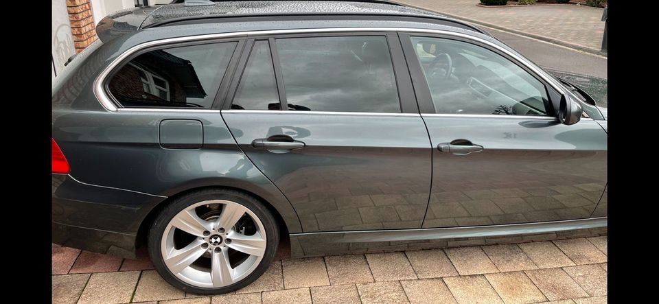 BMW 330 xDrive.M Paket ab Werk. Navi. Xenon.AHK in Lüdenscheid