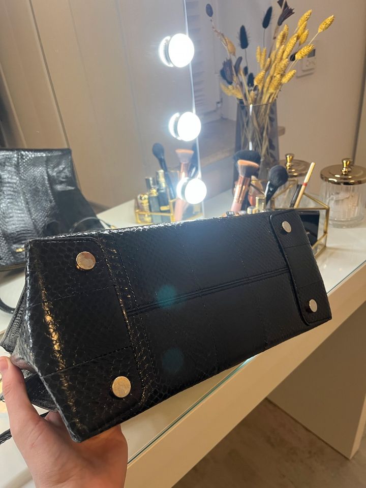 Michael Kors Tasche in schwarz mit gold, Mercer Python Shopper in Brühl