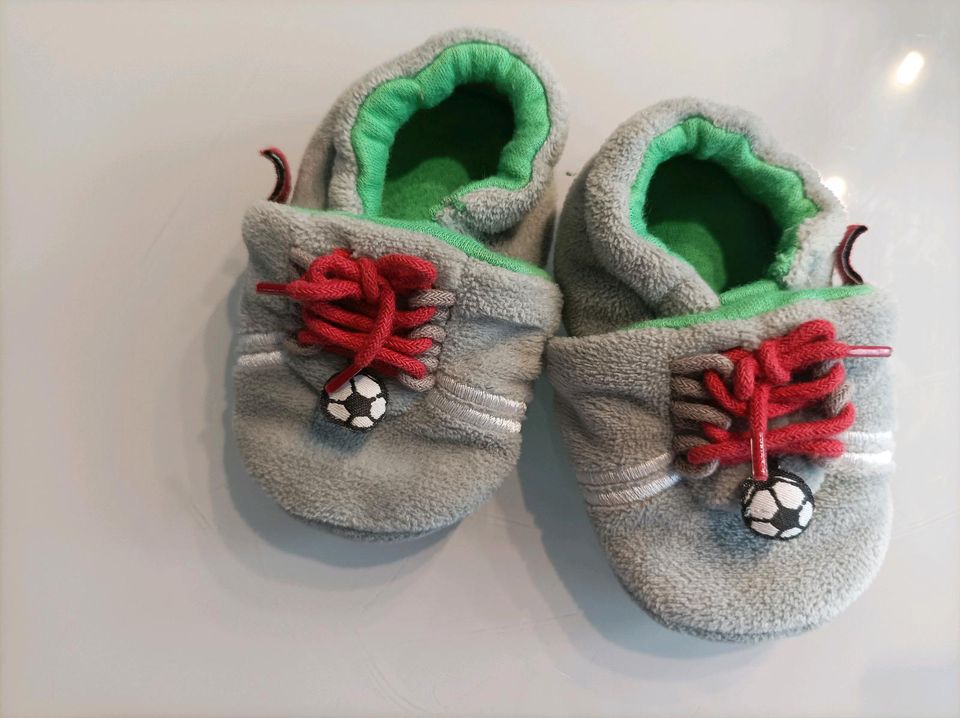 Süße Schuhe aus Fleece von Babyglück 0-6 Monate in Achern