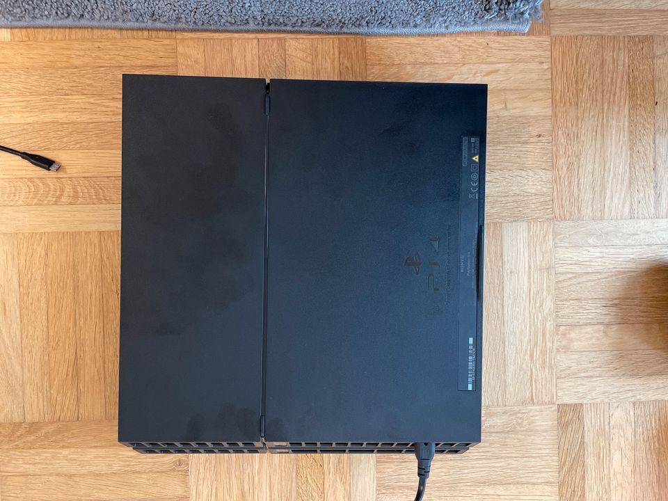 Sony PlayStation 4 1TB mit 2 Controllern und zwei Spielen in Bielefeld