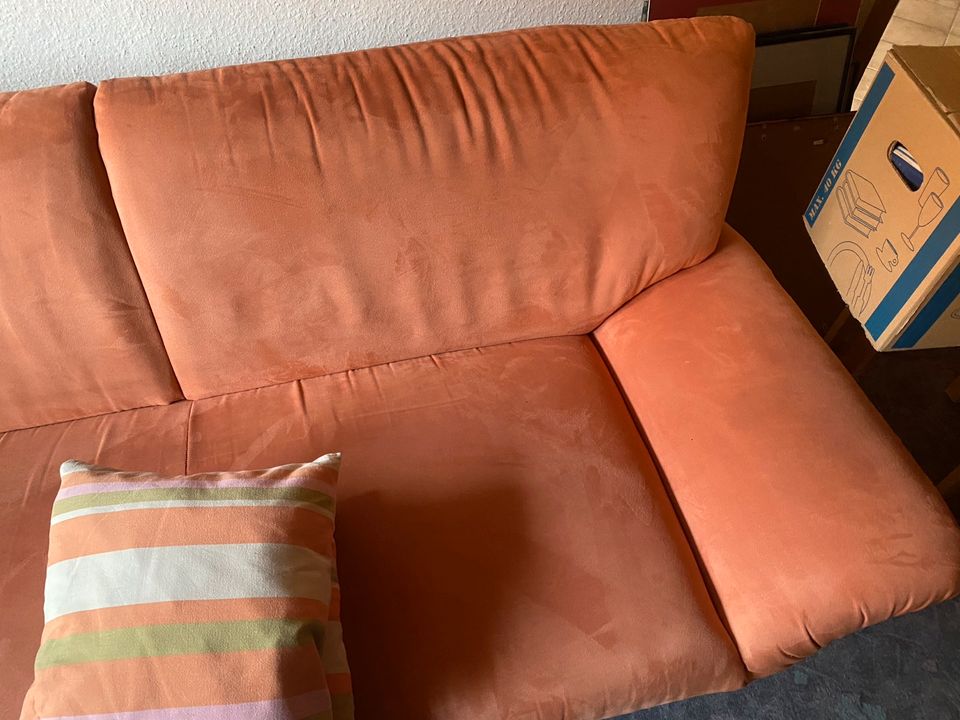 3 Sitzer Sofa Couch und 2 Kissen in Möttingen