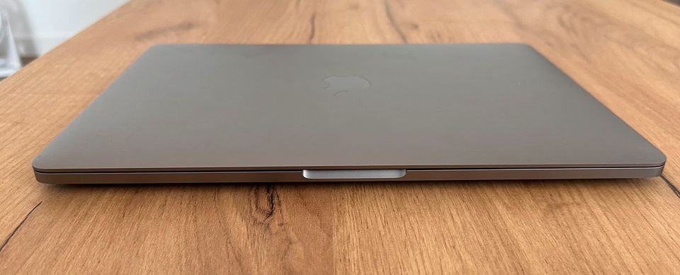 Apple MacBook Pro 2020 M1 - 16GB - 512 GB Festplatte - Touch Bar in Harsefeld