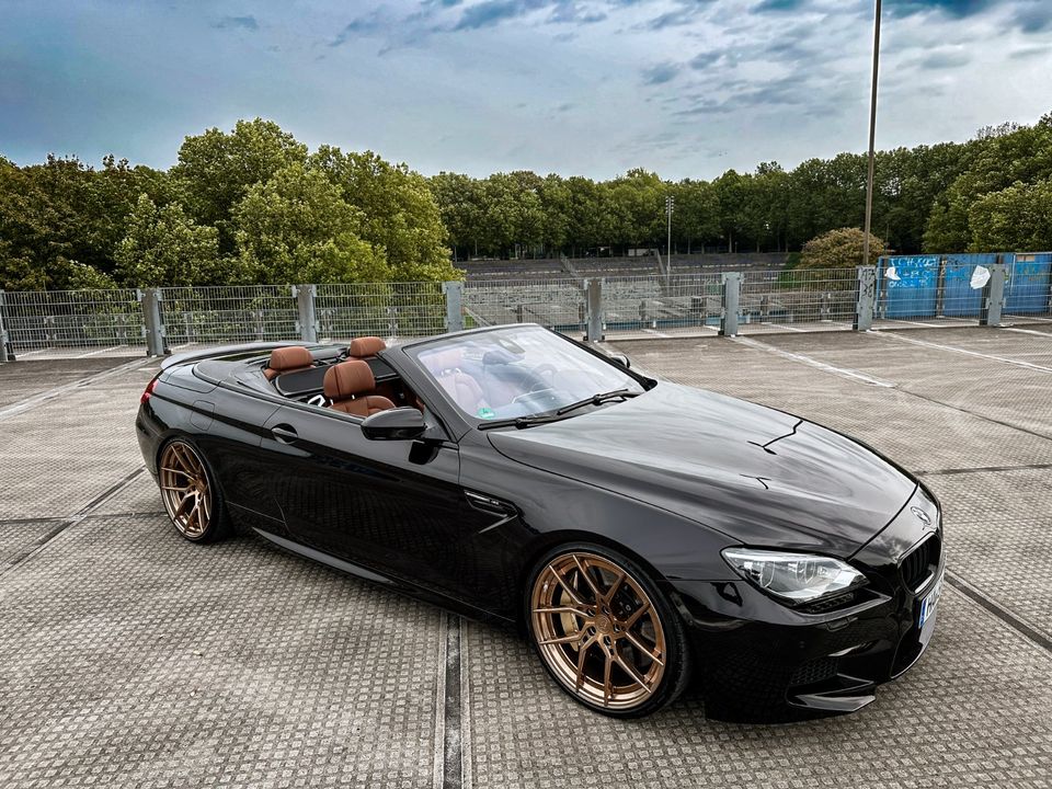 BMW M6 Cabrio F12 Competition Akrapovic Keramik Individual B&O HUD M Drivers Package H&R 21 Zoll Schmiedefelgen Rubinschwarz Metallic Individual M2 M3 M4 M5 in Hagen