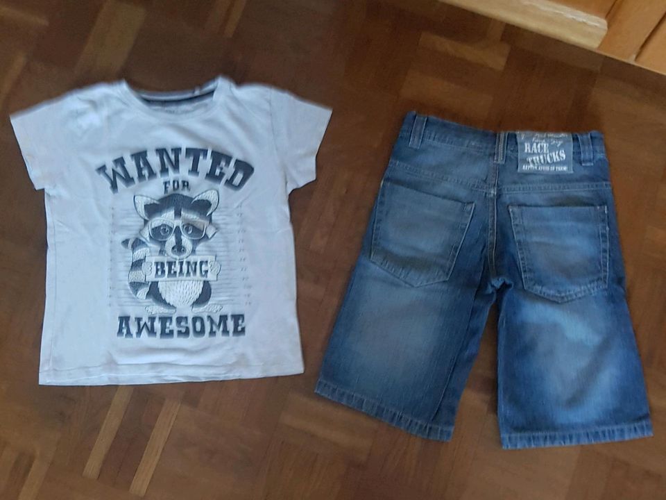 Kurze Jeans und T-Shirt Junge in Karlsruhe