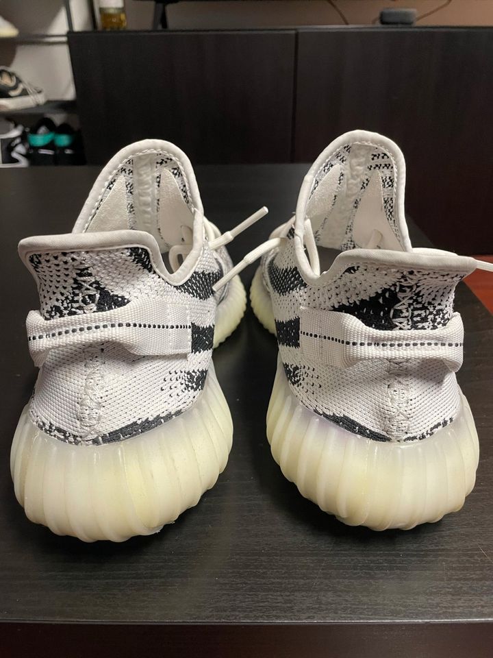 Yeezy Boost 350 V2 Zebra 44 2/3 wenig getragen in Sittensen