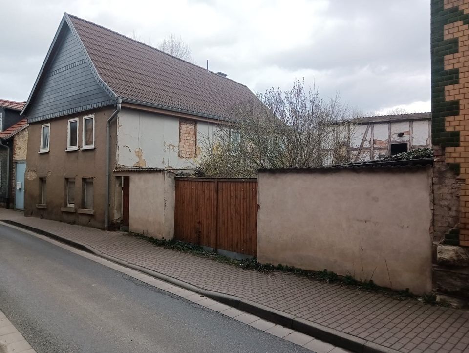 Nur zur Vermietung! Sanierungsbedürftiges Einfamilienhaus mit Schuppen und Garage in Schlotheim in Schlotheim