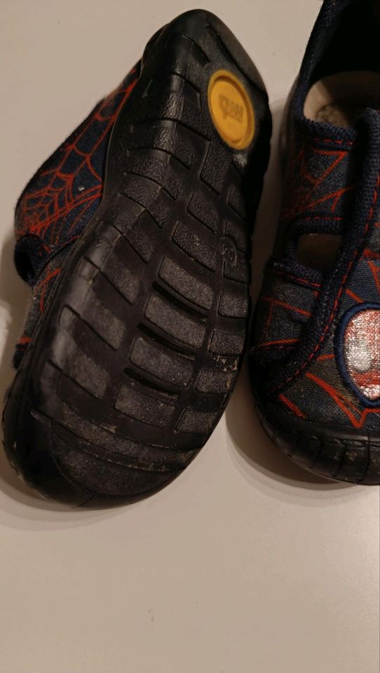 Schuhe Größe 24 Hausschuhe Fußball Spiderman Marvel in Halle