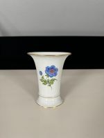 Meissen Porzellan Trichtervase Blaue Blume Goldrand 14cm Nordrhein-Westfalen - Korschenbroich Vorschau