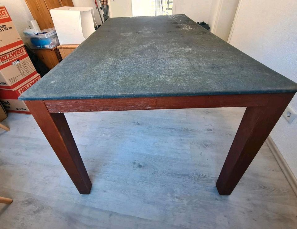 Gartentisch mit schwerer Tischplatte in Borken