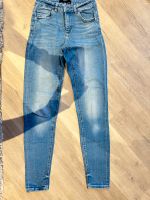 Highwaist Jeans von RESERVED Gr. 34 coole Waschung wie neu Niedersachsen - Bad Bederkesa Vorschau