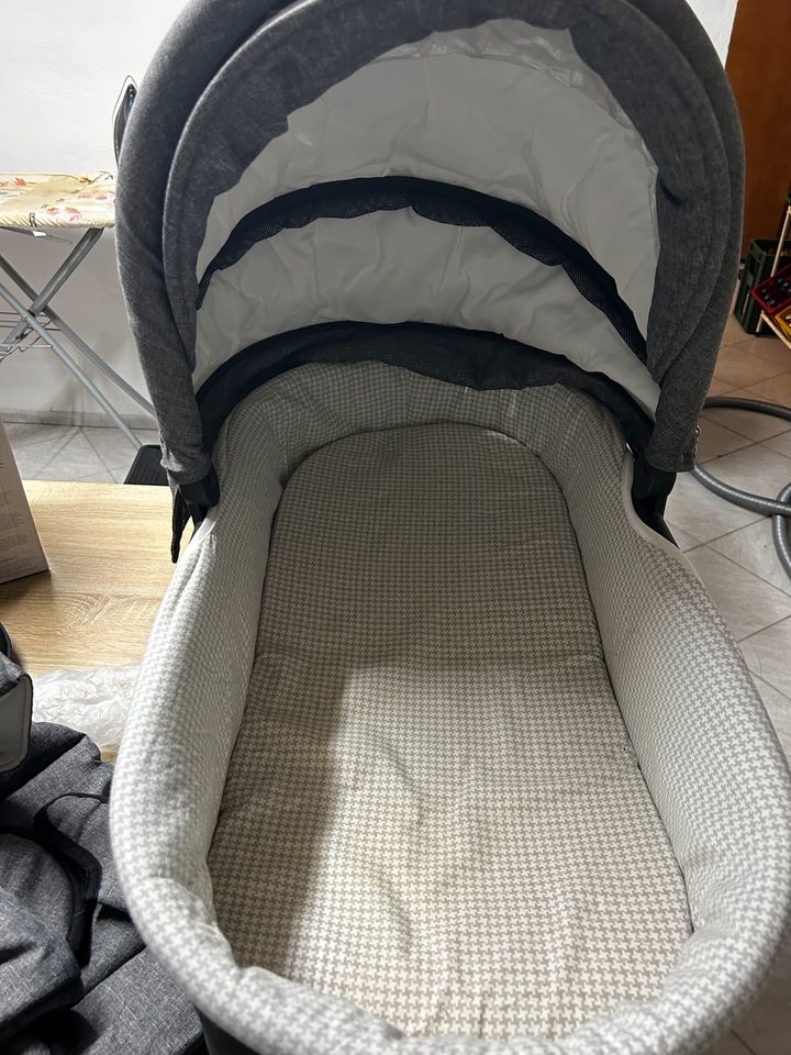 Kinderwagen mit 3 Aufsätzen und viel Zubehör in Aislingen