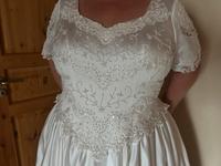 Prinzessinnen Brautkleid mit Schleppe, Spitze und Perlen Größe 52 Hessen - Greifenstein Vorschau