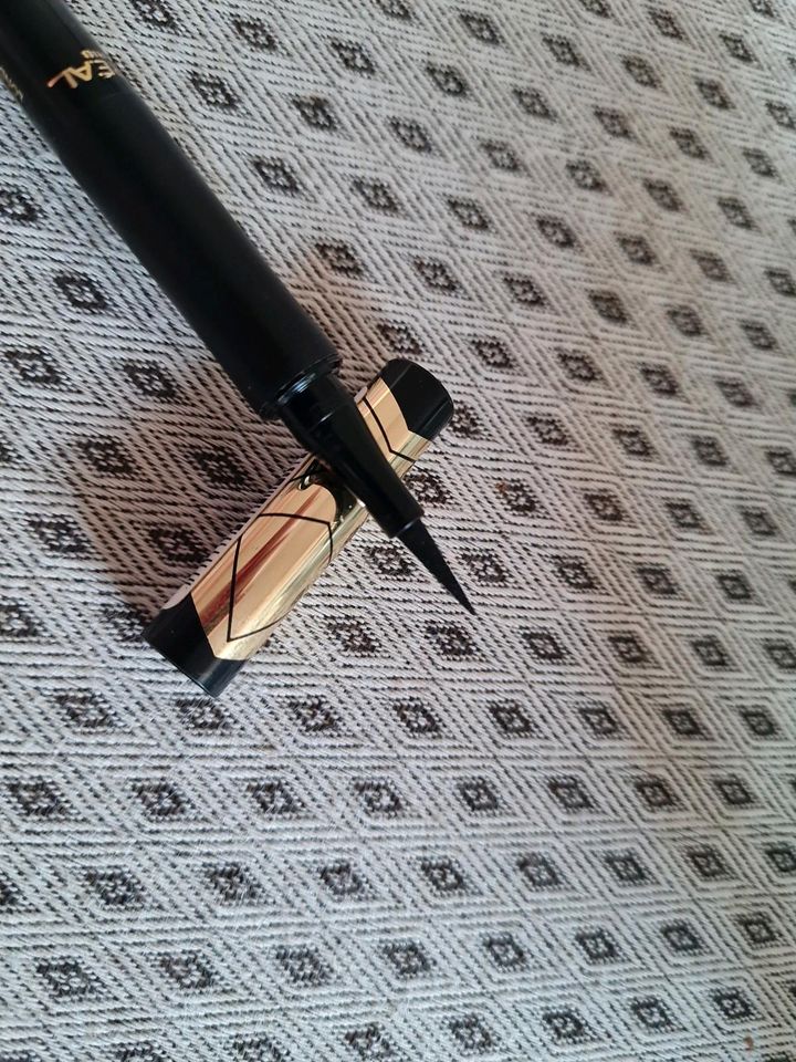 Loreal superliner Eyeliner black in Hanau