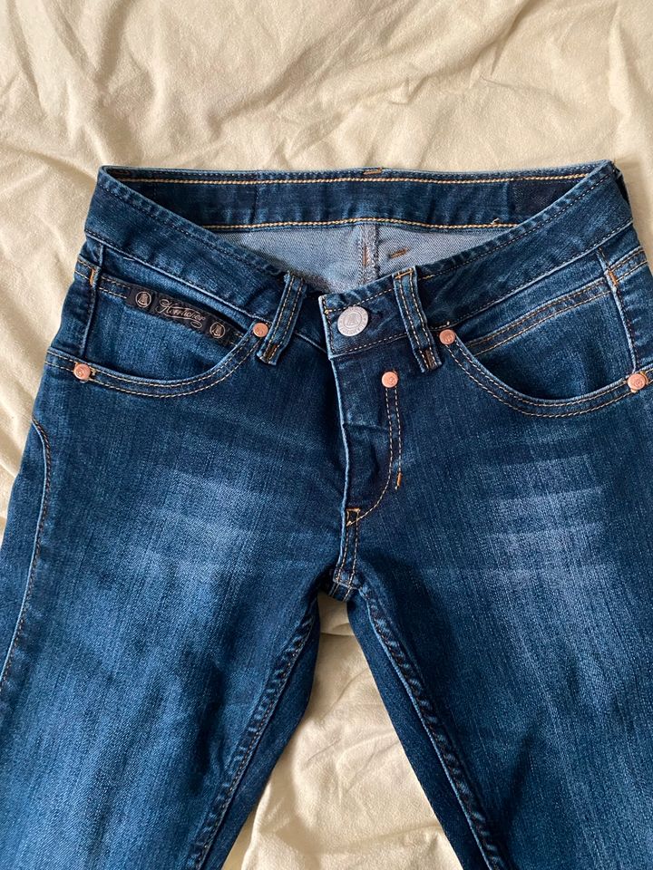 Dunkelblaue Jeans, HERRLICHER, XS/S, 26 in Bünde