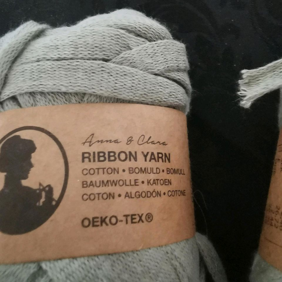 2x Ribbon Yarn in Apen