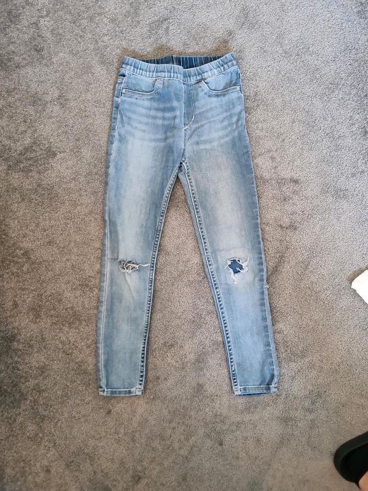 H&M Jeans Jeanshose Blau 122 in Stubben