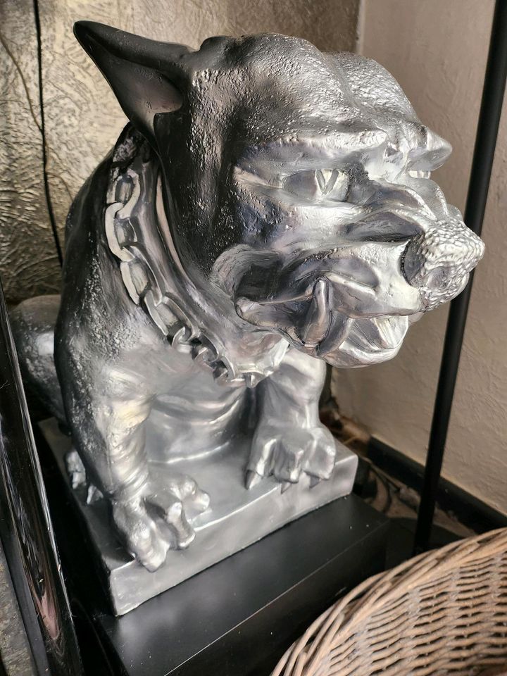 Hundefigur, Gargoyle, Bulldogge in Duisburg