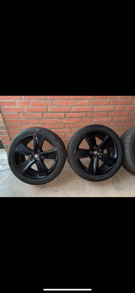 225/45 R17, Hankook Winterreifen, Schwarze Felgen, Seat Leon in Borken