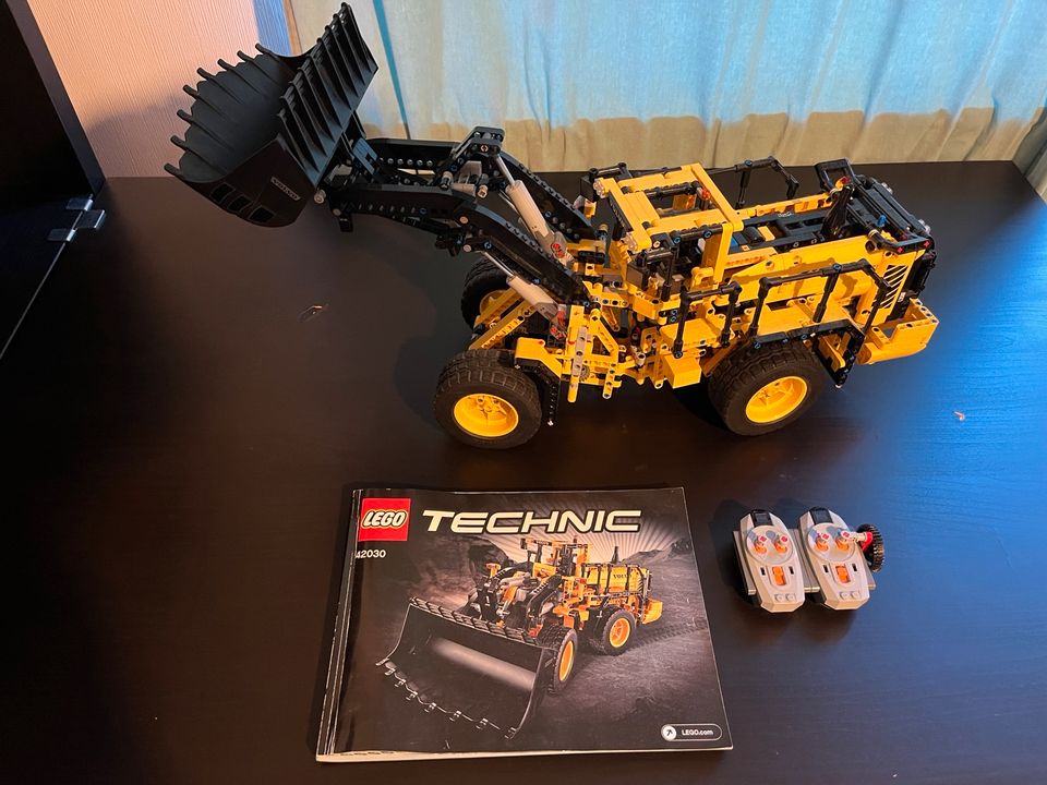 LEGO TECHNIK VOLVO L350F Radlader (42030) in Düsseldorf