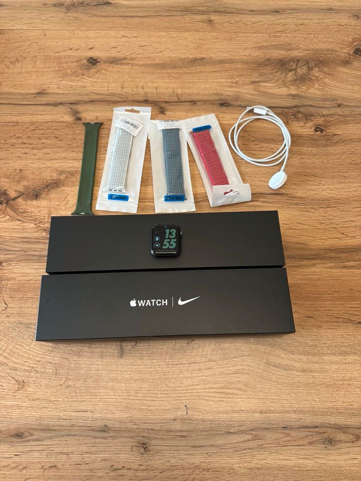 Apple Watch Series 5 44mm Nike Edition Space Gray in Tholey