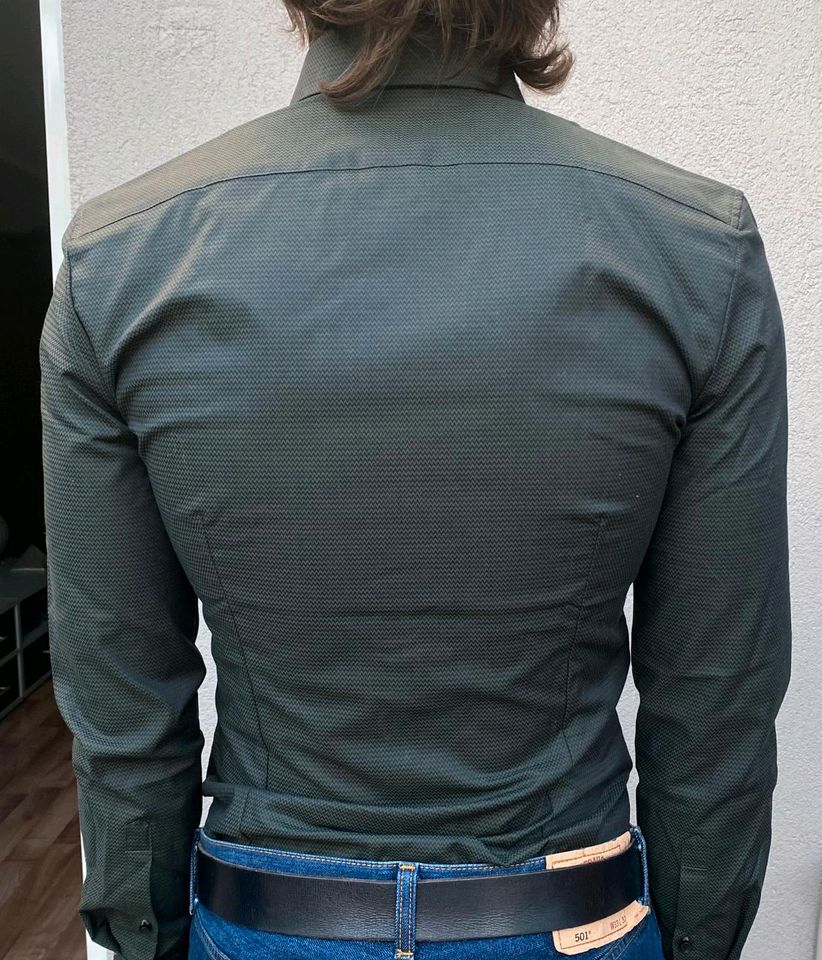 Dunkelgrünes Olymp Hemd mit leichtem Muster in Nürnberg (Mittelfr)