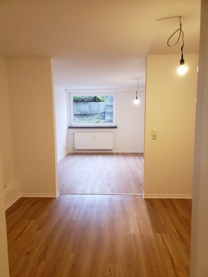 Ideal für Wohnen und Arbeiten: Helle neu renovierte 2,5-Zimmer-Souterrain-Wohnung in BS-Kanzlerfeld mit gr. Hobbyraum/Keller (50m²) in Braunschweig