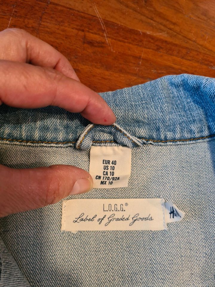 Hellblaue Stretch Jeans Jacke super Zustand von H & M Gr. 40 in Göppingen