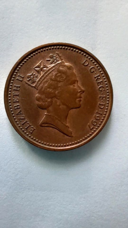 Zwei 1-Pence-Münze „ELIZABETH II. EIN PENNY“ in Mittweida