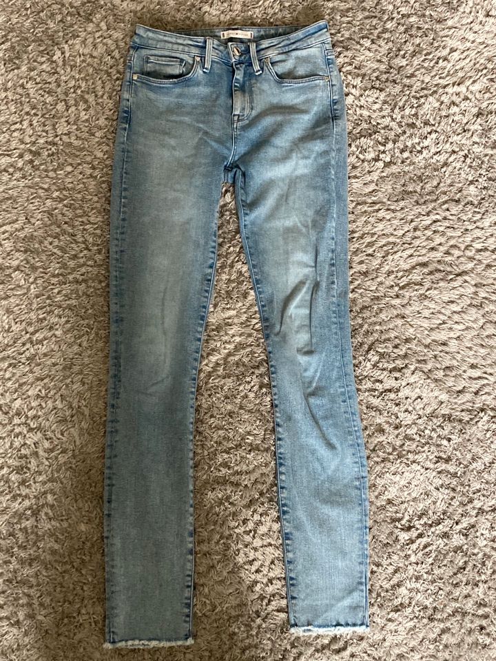 Tommy Hilfiger Skinny Jeans Gr. 27/32 in Bad Dürrheim