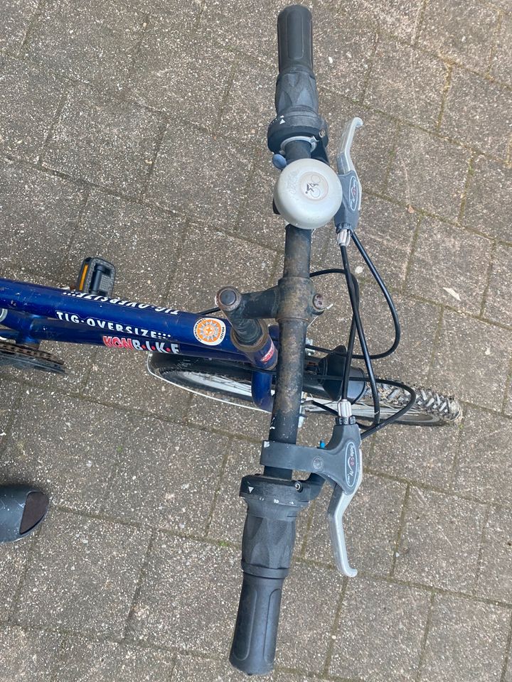 Blaues Fahrrad in Essen