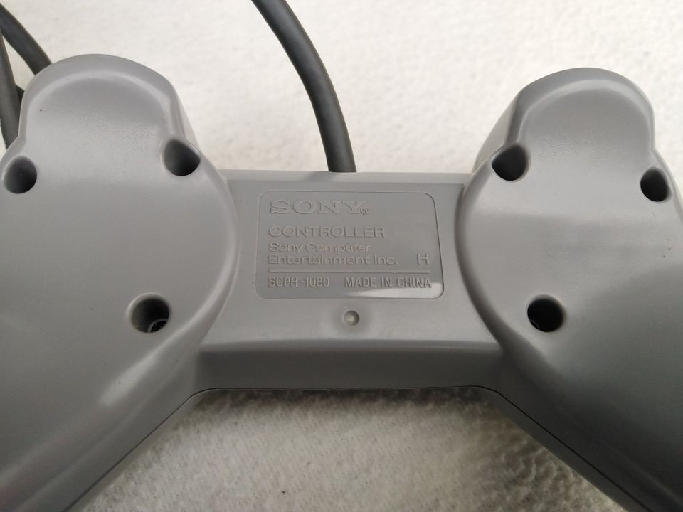 Sony SCPH - 1080 Controller, grau, für Playstation 1 in Hollingstedt b Delve Holst