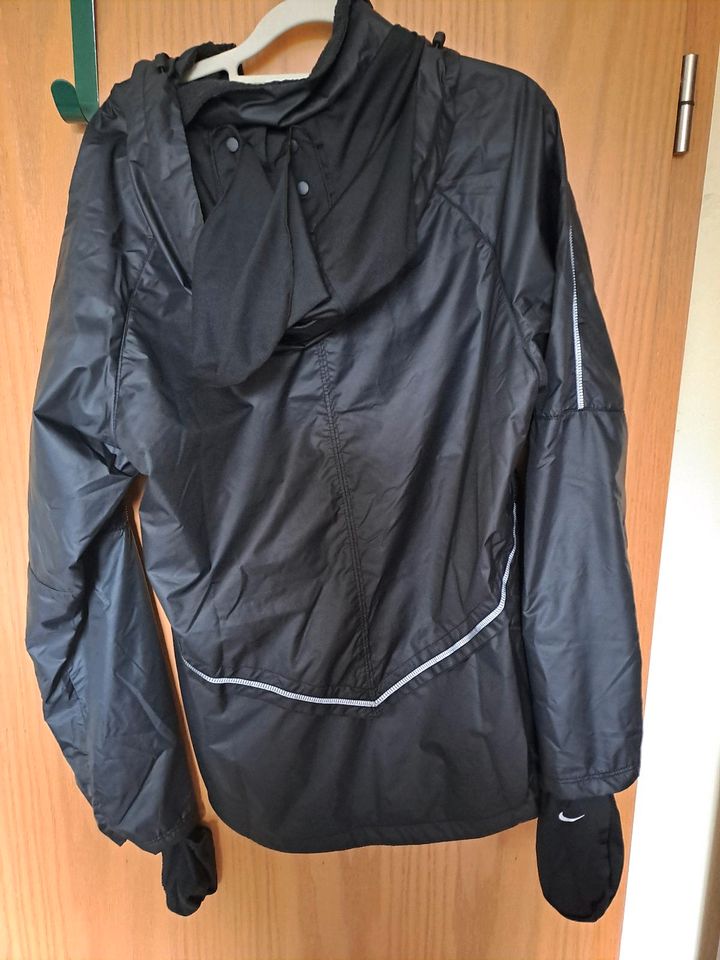 Nike Windjacke mit Kaputze Grösse L in Sassnitz