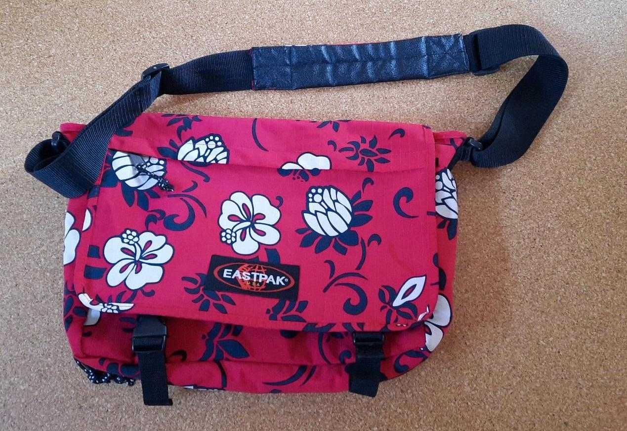 EASTPAK Authentic 811 Tasche Umhangetasche rot NEUWERTIG in Baden Wurttemberg Bietigheim Bissingen kleinanzeigen
