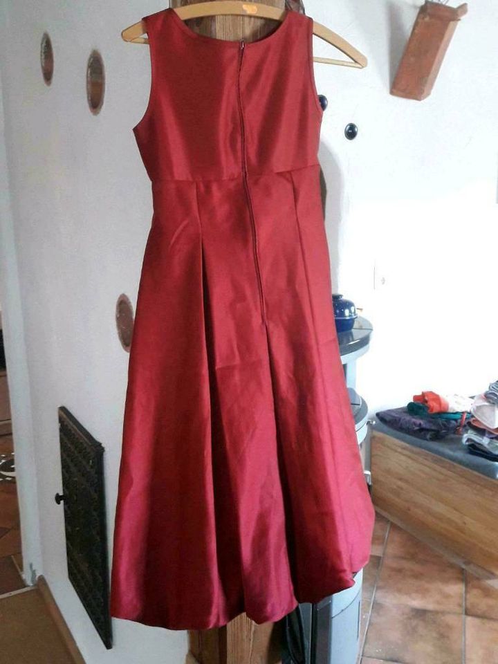 Sehr festliches Kleid der Marke Lilly Gr. 140 in Bad Bocklet