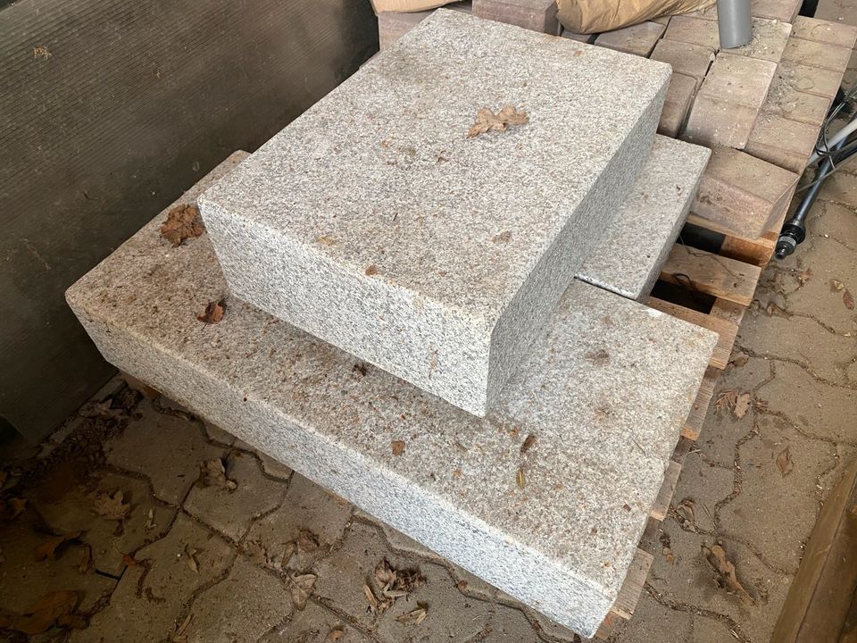 Granit Blockstufen grau 50 x 35 x 15 und 75 x 35 x 15 in Neumünster