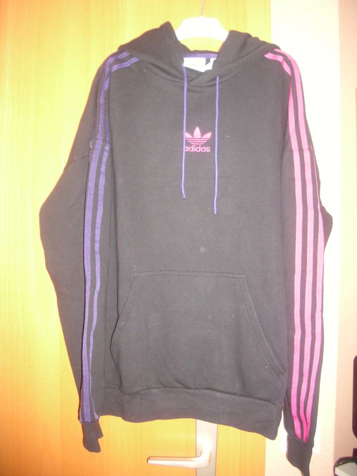 adidas Hoodie in Größe M (ungetragen) in Wustermark