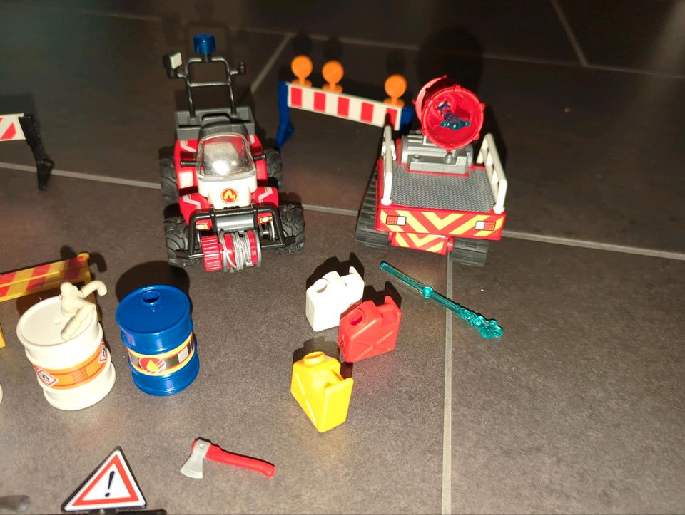 Playmobil Spielzeug Feuerwehr Zubehör Fässer, Kanister, Fahrzeug in Alsdorf