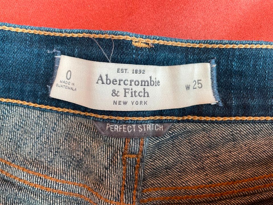 Sexy Hot Pants Shorty Jeans von Abercrombie & Fitch Gr. 25 in Roth