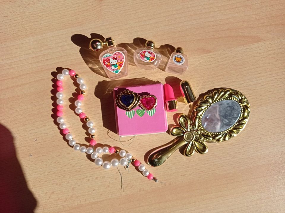 Hello Kitty Schmuckkoffer mit Ringen,Spiegel,Flacons, Lippenstift in Erlangen