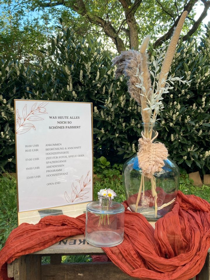 Hochzeitsdeko: Trockenblumen, Holzscheiben, kleine Vasen etc. LG in Darmstadt