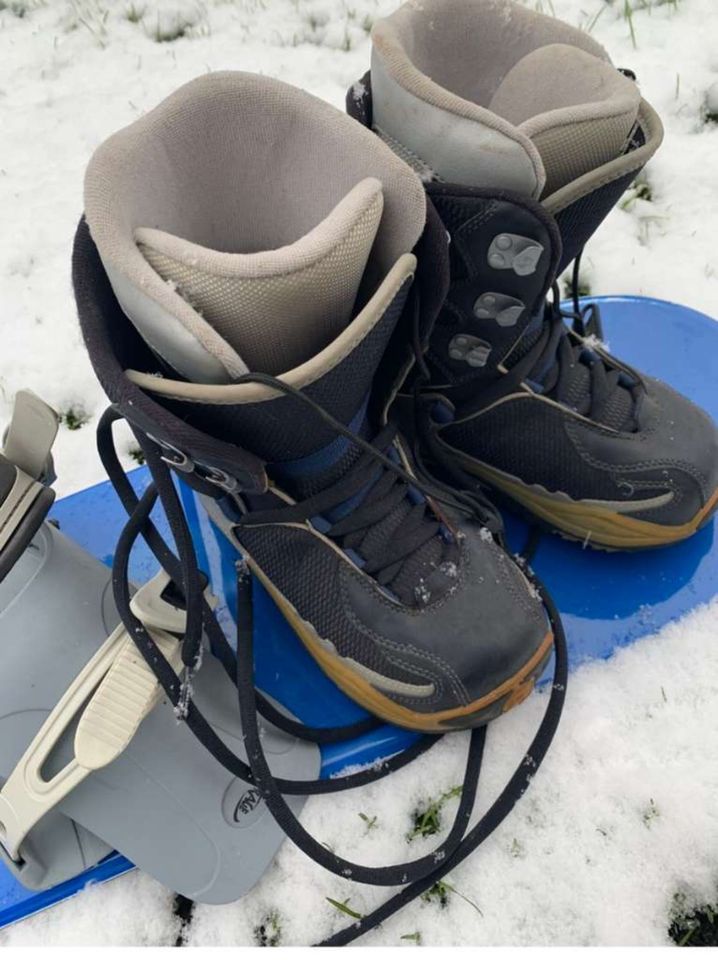 Snowboard + Schuhe in Kiefersfelden